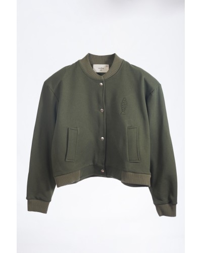 Bomber verde militar con hombreras y cierre de corchetes con logo de raspa.