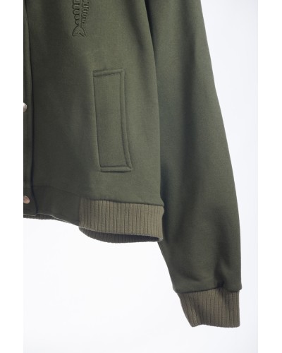 Bomber verde militar con hombreras y cierre de corchetes con logo de raspa.