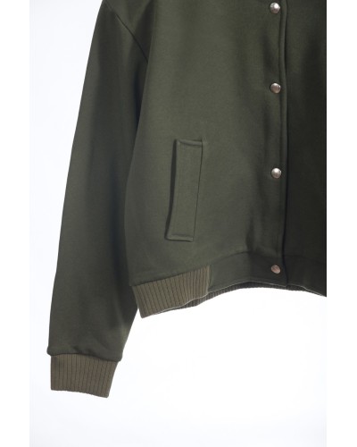 Bomber verde militar con hombreras y cierre de corchetes con logo de raspa.